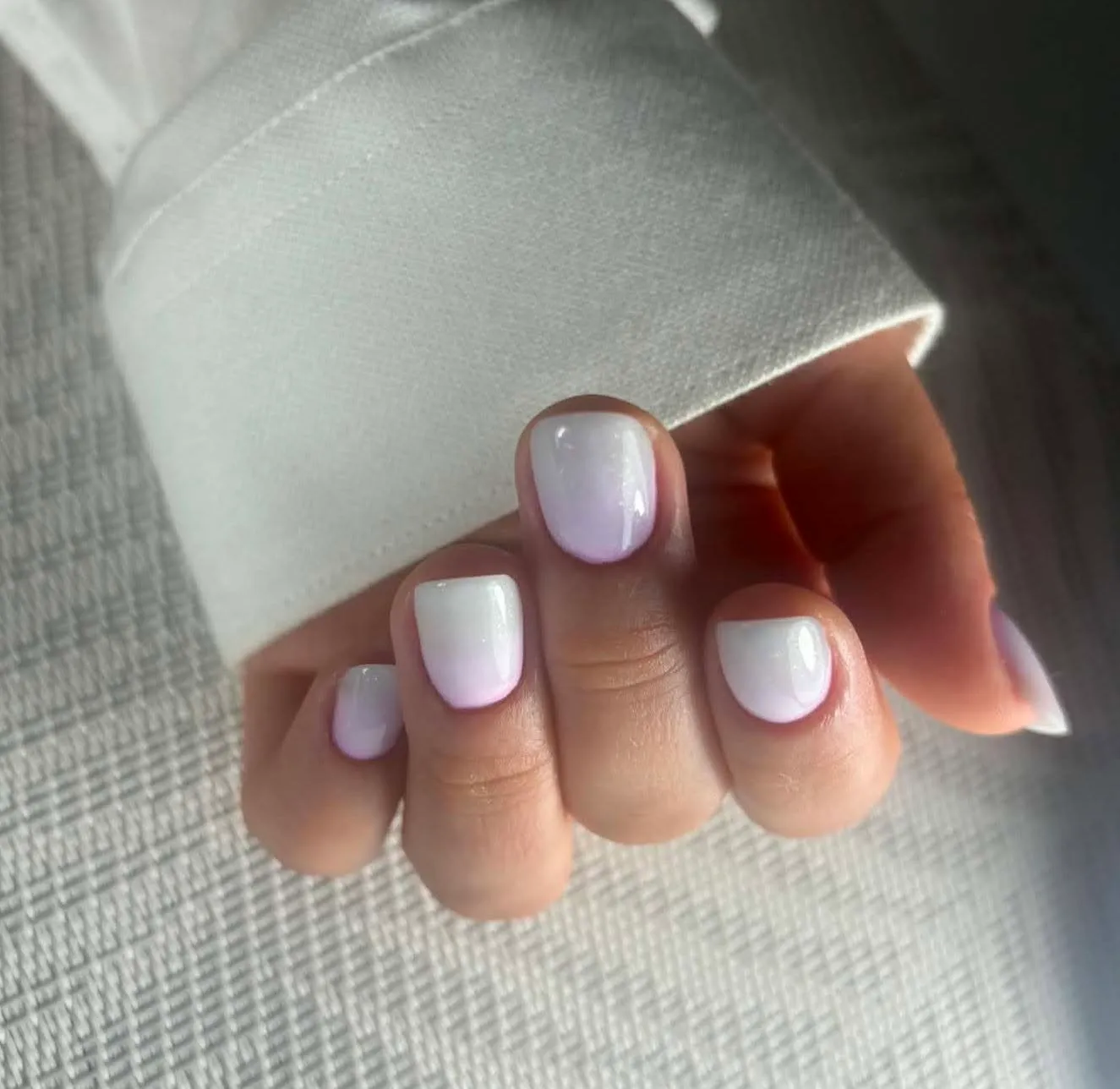 Manichiură ombré alb și lila